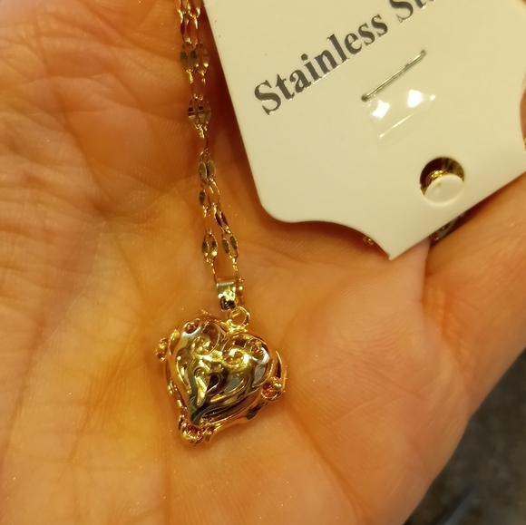 Stunning rainbow colors heart necklace - Picture 2 of 4